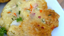 Barevné květákové placičky s  uzeným sýrem a kořenovou zeleninou