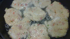 Barevné květákové placičky s  uzeným sýrem a kořenovou zeleninou