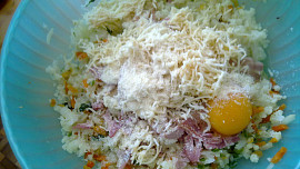 Barevné květákové placičky s  uzeným sýrem a kořenovou zeleninou