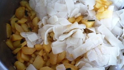 Barevné těstoviny s bramborami