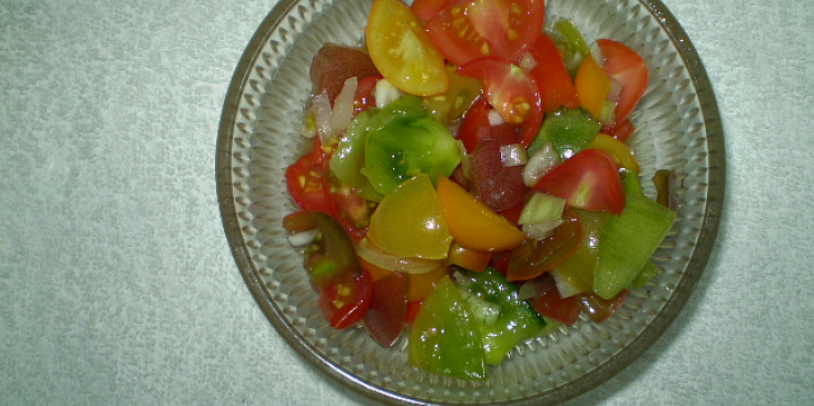 Barevný rajčatový salát