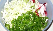 Barevný salát z pekingského zelí