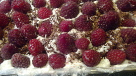 Chlazený a osvěžující zákusek s malinama a s meruňkami