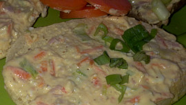 Chutná  pomazánka z vajec, šunky, mrkve a dalších surovin