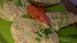 Chutná  pomazánka z vajec, šunky, mrkve a dalších surovin