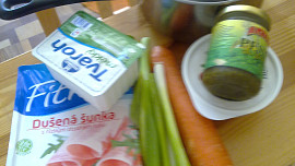 Chutná  pomazánka z vajec, šunky, mrkve a dalších surovin