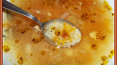 Cibulovo-česneková polévka zahuštěná kuskusem, jdeme baštit...