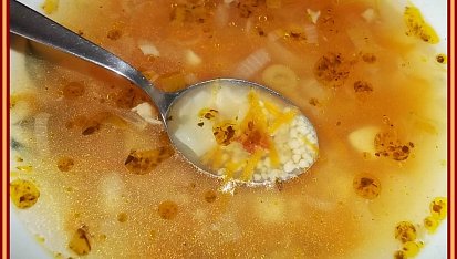 Cibulovo-česneková polévka zahuštěná kuskusem, jdeme baštit...