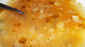 Cibulovo-česneková polévka zahuštěná kuskusem, detail...