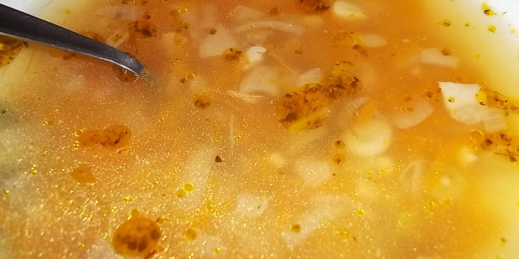 Cibulovo-česneková polévka zahuštěná kuskusem (detail...)
