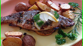 Citronovo-bylinkový pstruh s rozmarýnovo-česnekovými bramborami z jednoho plechu