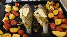 Citronovo-bylinkový pstruh s rozmarýnovo-česnekovými bramborami z jednoho plechu