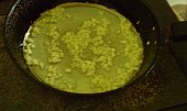 Cuketa na česneku, Nadrobno pokrájený česnek osmažíme