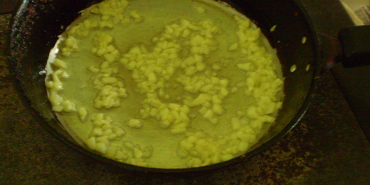Cuketa na česneku (Nadrobno pokrájený česnek osmažíme)