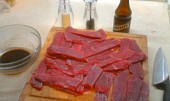 Domácí sušené maso - jerky (nakrájené maso)