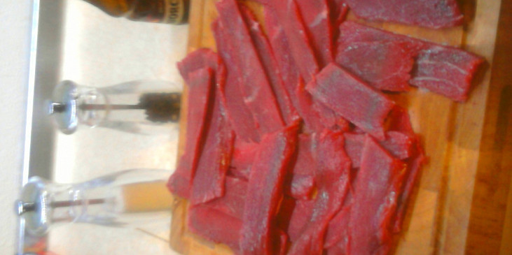 Domácí sušené maso - jerky (nakrájené maso)