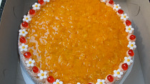 Dort mandarinkový s kytičkama a s alginátovým ovocem
