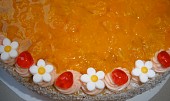 Dort mandarinkový s kytičkama a s alginátovým ovocem (a mezi kytičky posadíme alginátové ovoce)