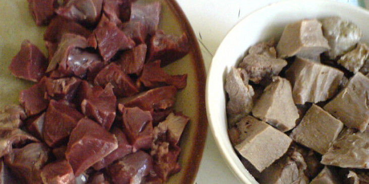Guláš z vepřového srdíčka a jazyka po myslivecku (vlevo srdíčko , vpravo uvařený jazyk)