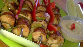 Jehly s králičím a kuřecím masem, klobáskou a zeleninkou