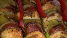 Jehly s králičím a kuřecím masem, klobáskou a zeleninkou