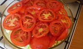 Jídlo pro vegetariány (Zakryjeme plátky rajčat, pokapeme olejem, zalijeme vodou a dáme péci.)