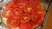 Jídlo pro vegetariány, Zakryjeme plátky rajčat, pokapeme olejem, zalijeme vodou a dáme péci.