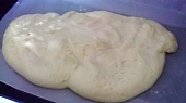 Jihočeský kynutý koláč, těsto dáme na plech s pečícím papírem...