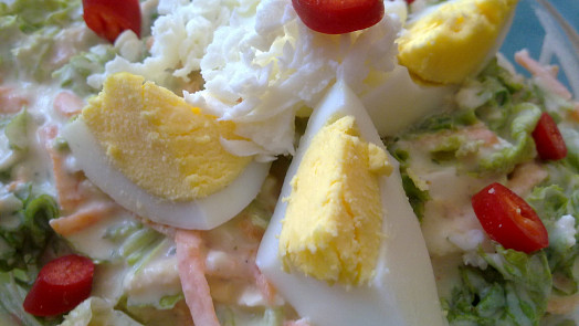 Kadeřavý  salát  s mozzarellou, jogurty, mrkví a vejci