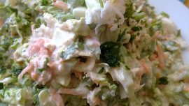 Kadeřavý  salát  s mozzarellou, jogurty, mrkví a vejci