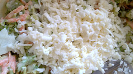 Kadeřavý  salát  s mozzarellou, jogurty, mrkví a vejci