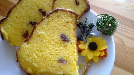 Tvarohovo-kokosová bábovka z brusinek  a pudinku