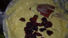 Tvarohovo-kokosová bábovka z brusinek  a pudinku