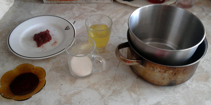 Suroviny na krém - Bílky, cukr, marmeláda, potravinářské barvivo (nemusí být) a mísa ve vodní lázni