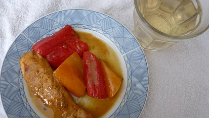 Králičí filetky ve vinné marinádě s paprikovou přílohou