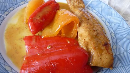 Králičí filetky ve vinné marinádě s paprikovou přílohou