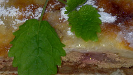 Křehký  moučník z listového těsta s  netradiční čoko-jablečnou nádivkou