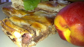 Křehký  moučník z listového těsta s  netradiční čoko-jablečnou nádivkou