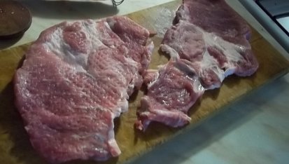 Krkovička v marinádě na neděli, naklepané a osolené maso...