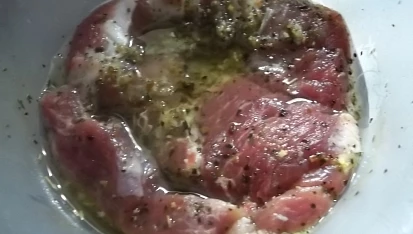 Krkovička v marinádě na neděli, maso naložíme do marinády...