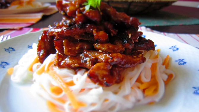 Křupavé nudličky v barbecue omáčce