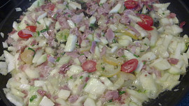 Kuře  plněné směsí z cukety, slaniny a barevné zeleniny