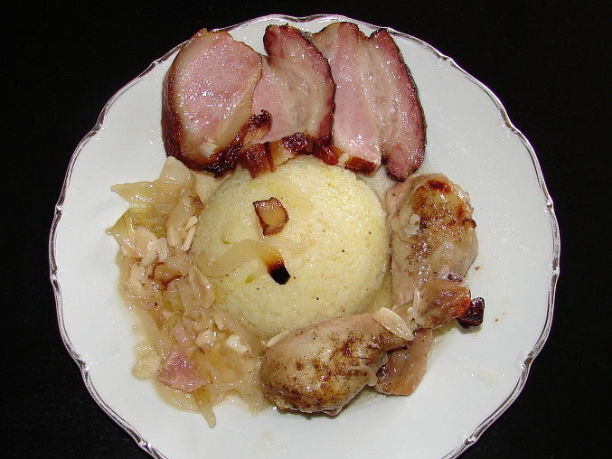Kuře vedle uzeného, Na talíři s rýží