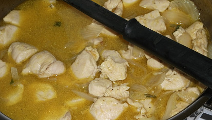 Kuřecí kousky dušené na cibuli, kedlubně a mrkvi