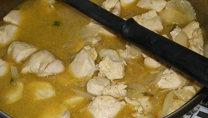Kuřecí kousky dušené na cibuli, kedlubně a mrkvi