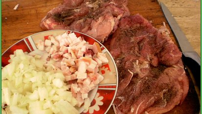 Kuřecí na pepři a slanině, maso naklepeme,mírně osolíme,opepříme,poprášíme moukou,cibuli a slaninu nakrájíme nadrobno