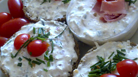 Lahodná pomazánka  na víkend  z tvarohu, sýrů, slaninky a celeru