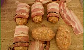 Masovo-zeleninové "šišečky" v anglickém kabátku, z odpočinuté směsi tvoříme"šišečky"které balíme do plátku anglické slaniny