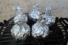 Alobalové uzliky na grilu