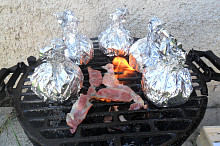 Alobalové uzliky na grilu